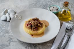 Бефстроганов с картофелем пай и клюквенным соусом