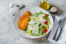 Цезарь с куриным шницелем