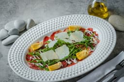 Карпаччо из говядины с чипсами из артишоков