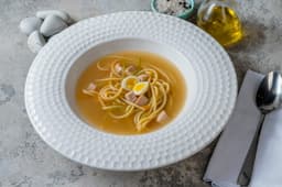 Куриный бульон с курицей су-вид и перепелиным яйцом