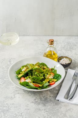 Большой зелёный салат с клубникой