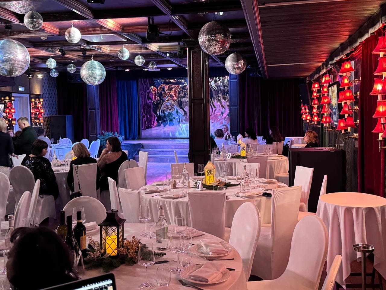Караоке-зал: бархатные диваны, сцена и экраны